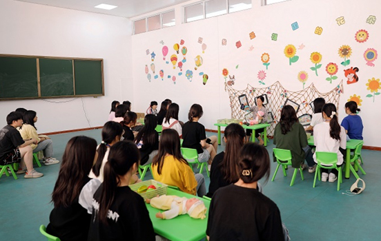 幼儿教育专业现有在校生近600人,专任理论教师10人,专任舞蹈,钢琴